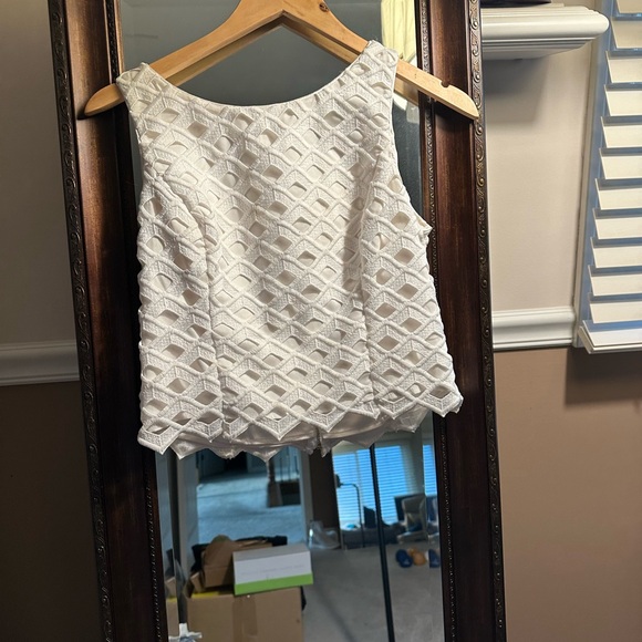 Elegant White Sleeveless Top - Picture 2 of 6